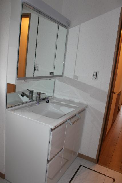 Wash basin, toilet. Local (11 May 2013) Shooting