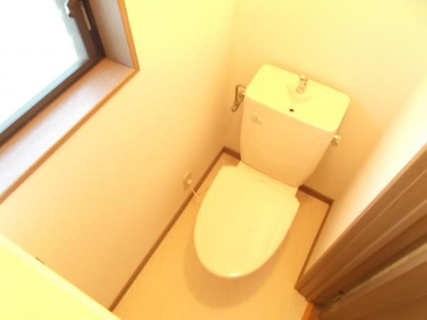 Toilet. There is also a toilet on the second floor. Heating toilet seat exchange, Cemented floor cushion floor, Already in place Paste Cross.