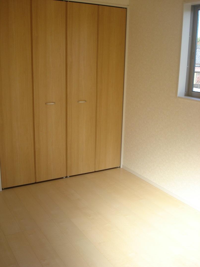 Non-living room. 3 Building 6 quires Western-style