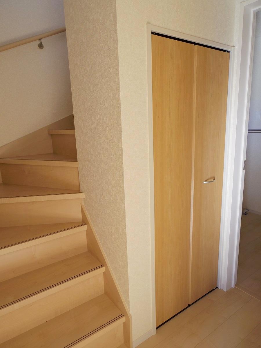 Receipt. The first floor staircase next to the storage of 1 Building! Cleaner other, It is suitable for storage of everyday life goods!