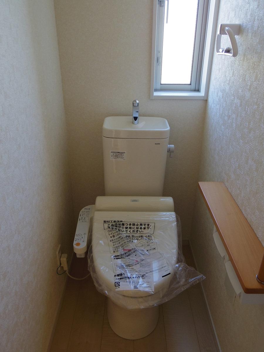 Toilet. 1 Building toilet Of course it is with a bidet!