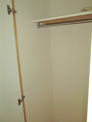 Receipt. Storage space with a full-length mirror