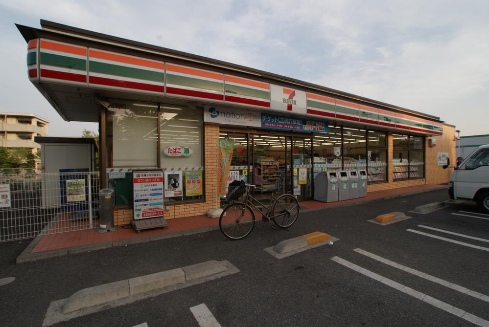 Convenience store. 661m until the Seven-Eleven store Hakonegasaki