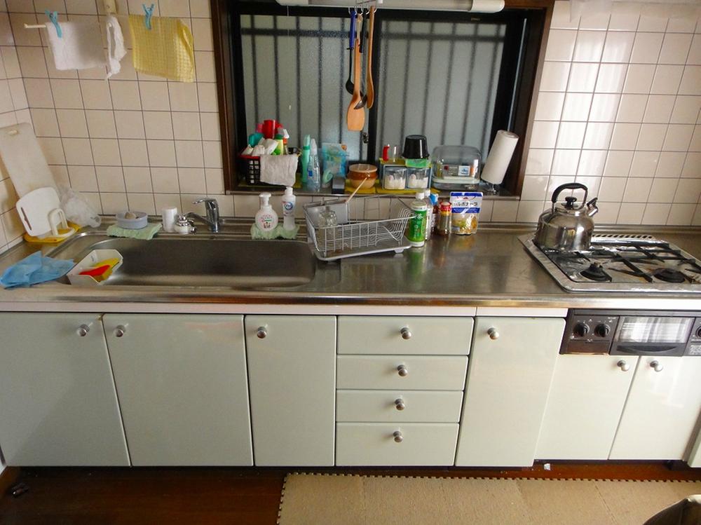 Kitchen. Takara enamel system kitchen