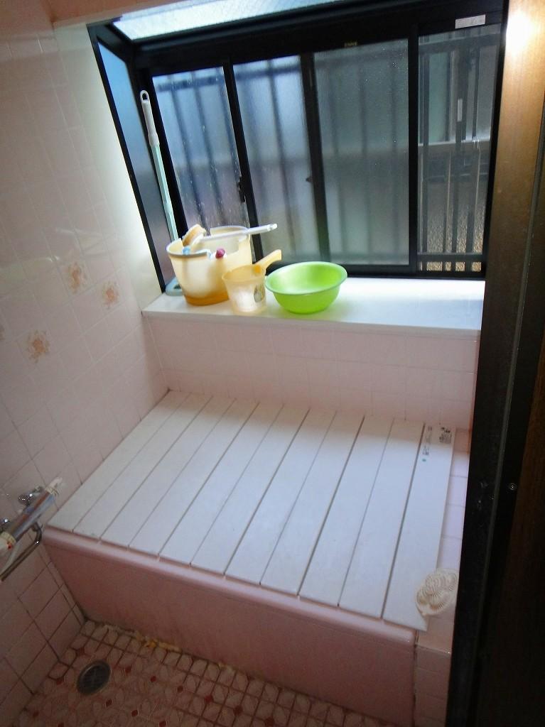 Bathroom. Bright bathroom with a bay window