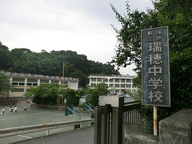 Junior high school. 1115m to Mizuho second junior high school
