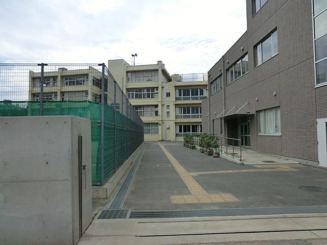 Junior high school. Nishi Municipal Hoya until junior high school 580m
