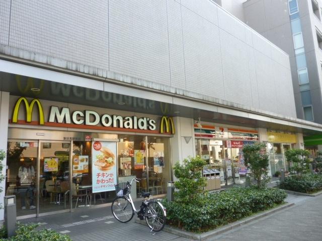Convenience store. McDonald's, 80m to Seven-Eleven