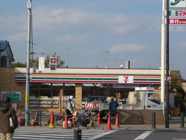 Convenience store. 150m to Seven-Eleven (convenience store)