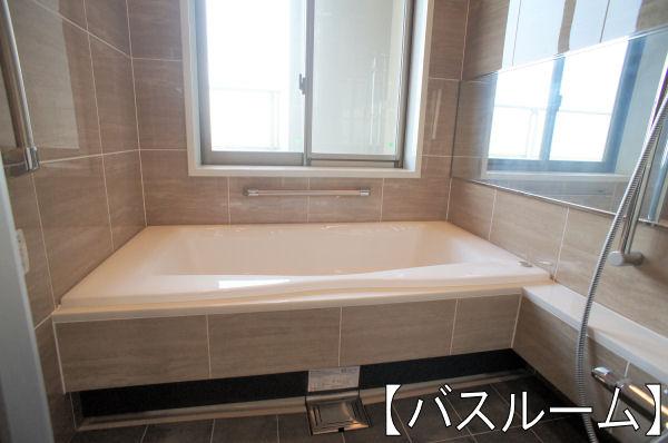 Bathroom. Loose Tsukareru wide bathtub