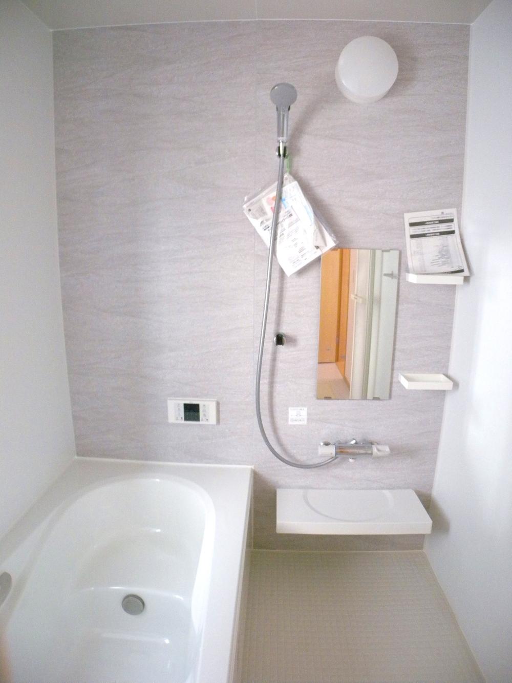 Bathroom. The bathrooms are spacious 1 tsubo type. It is easy to use with larger shower head [Building 3]
