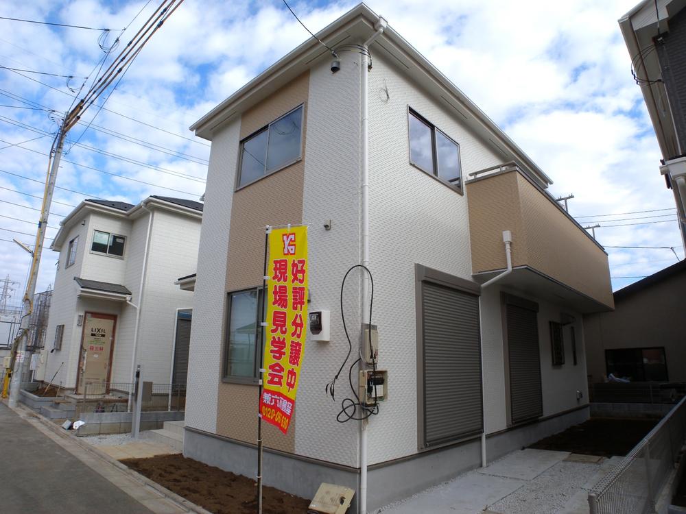 Local appearance photo. Local (near the 11 Building) appearance Photo: bright white and beige siding, Modern style of the outer wall does not come in tired design.   [December 2013 shooting]