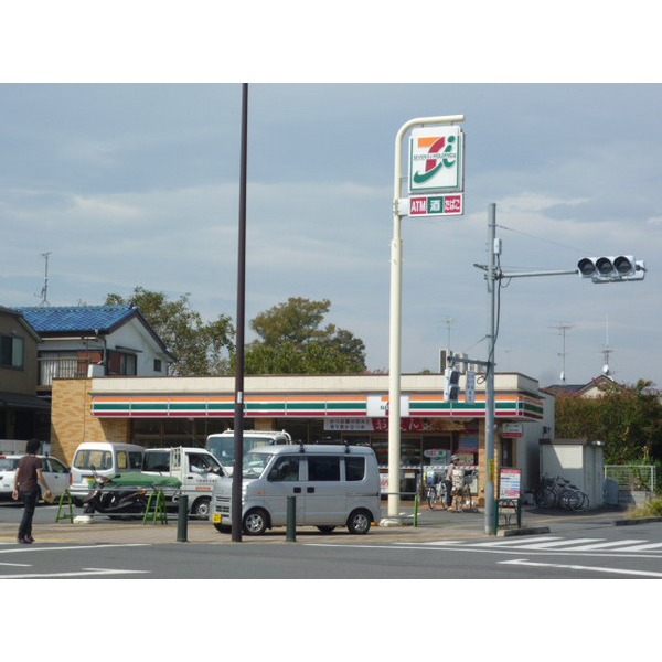 Convenience store. Seven-Eleven West Tokyo Shimohoya 3-chome up (convenience store) 588m