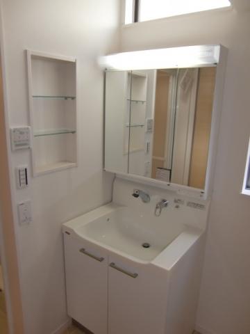 Wash basin, toilet. Shampoo is Dresser. Popular senior three-sided mirror specification, The top skylight is also there bright.
