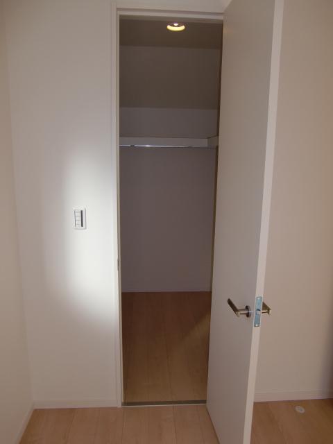 Receipt. West Western-style walk-in ・ It is a closet. It is very wide.