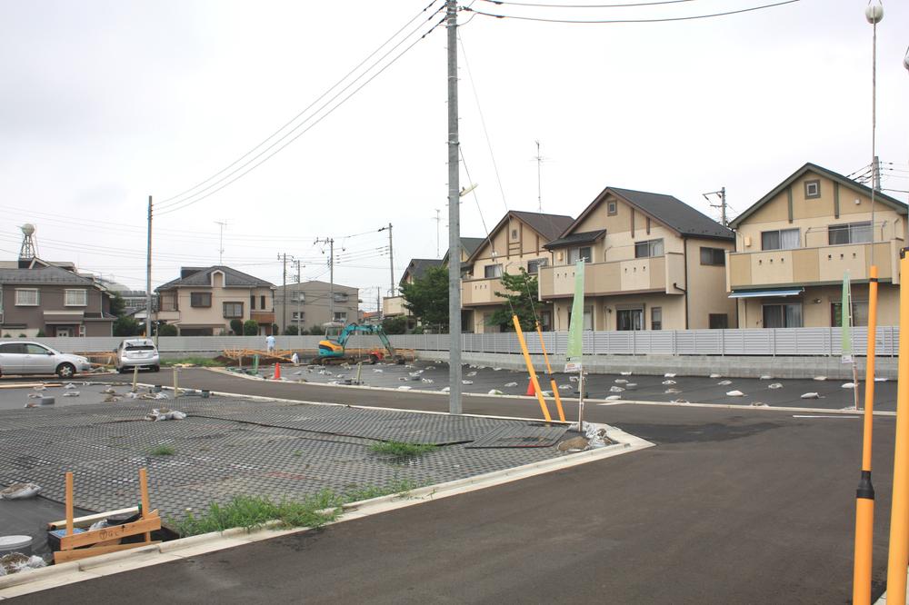 Local photos, including front road. All 13 buildings of the development site