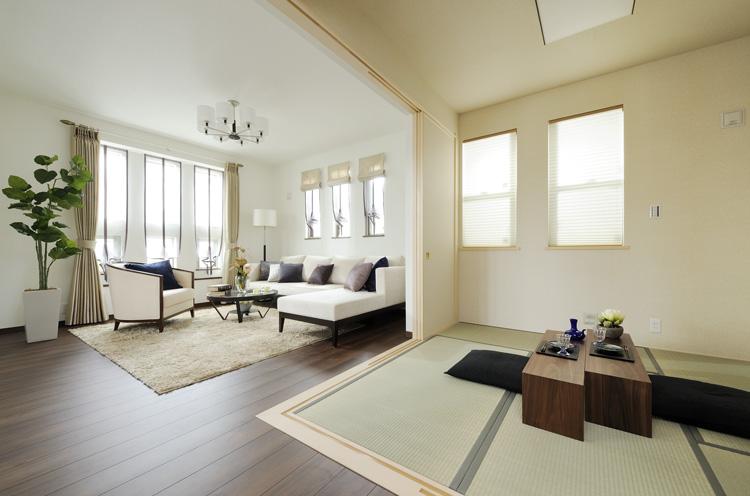 Living. About 17.9 tatami spacious LDK to spend the family and the room of time. If is about 4.6 tatami Japanese-style room that leads from the living room to a flat open two sides, Use can come in handy as a large space with a sense of unity (sale already model house)
