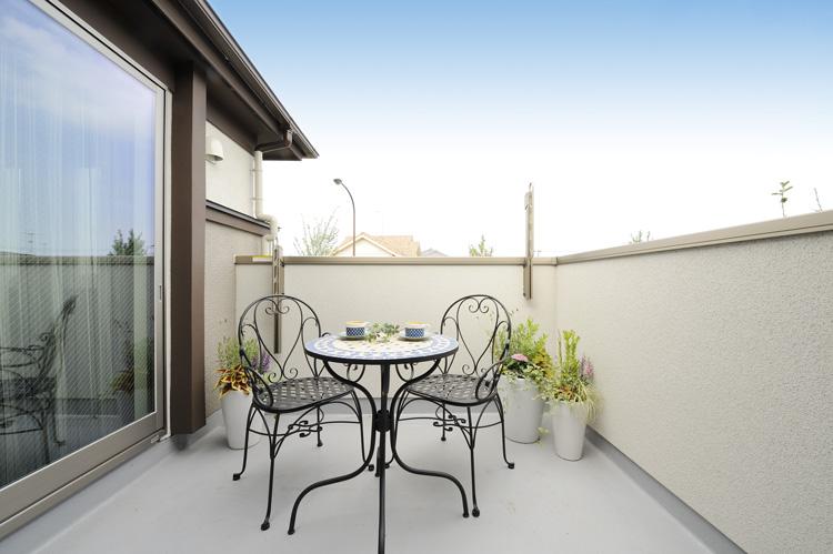 Balcony. It is placed a table and chairs there is a room 2way roof balcony. Of course Hoseru a lot of laundry, Children's playground, Mini home garden, Such as can be colorfully used as a relaxation space of the family (sale Models House)