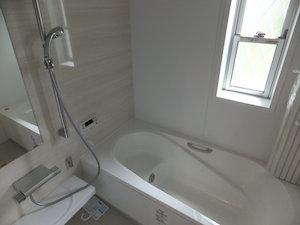 Bathroom. In half-length bath tub, Let's eliminate the fatigue of the day. 