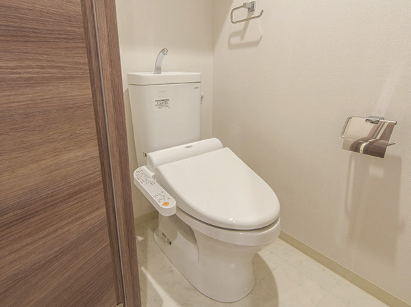 Bathing-wash room.  [Washlet toilet] Heating toilet seat, Toilet with hot cleaning function with a deodorizing function. Comfortably available, Water-saving ・ Also with consideration to a power-saving.