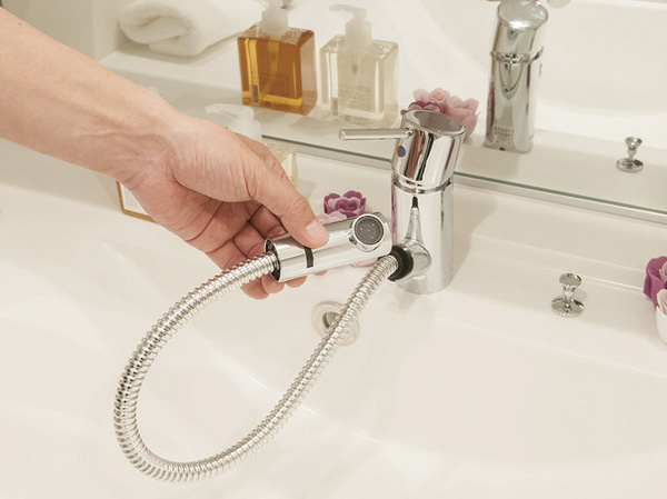 Bathing-wash room.  [Single lever mixing faucet] Selectively used the water and hot water at the touch of a button, Single lever mixing faucet. Head is pulled out, Shampoo is useful, for example,.