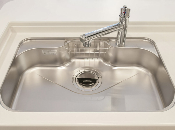 Kitchen.  [Built-in water purifier with mixing faucet / Low-noise wide sink] water ・ Switched hot water is easy, Mixing faucet that also includes water purification function. Since the head is pulled out, It is also useful, such as sink cleaning. Also, Large sink to wash well as a large dish or wok, Adopt a low-noise type to reduce the running water sound. It is with a convenient detergent rack.