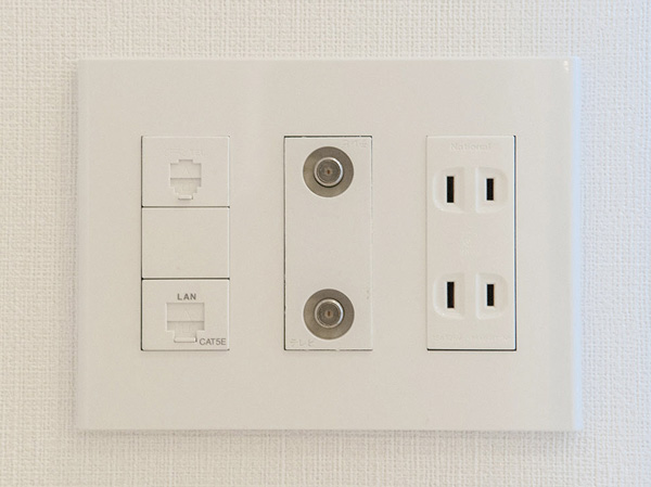 Other.  [Multi-media outlet] Power outlets, phone ・ A multi-media outlet in which the TV outlets collectively, Installed in each room.