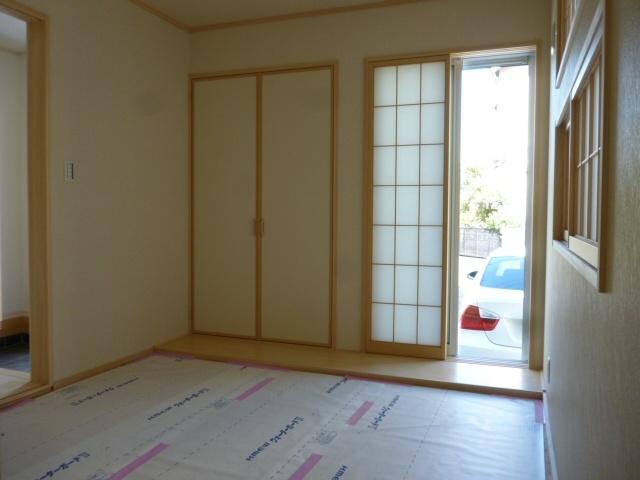 Same specifications photos (Other introspection). Ahead is an image of the finished Japanese-style room. 