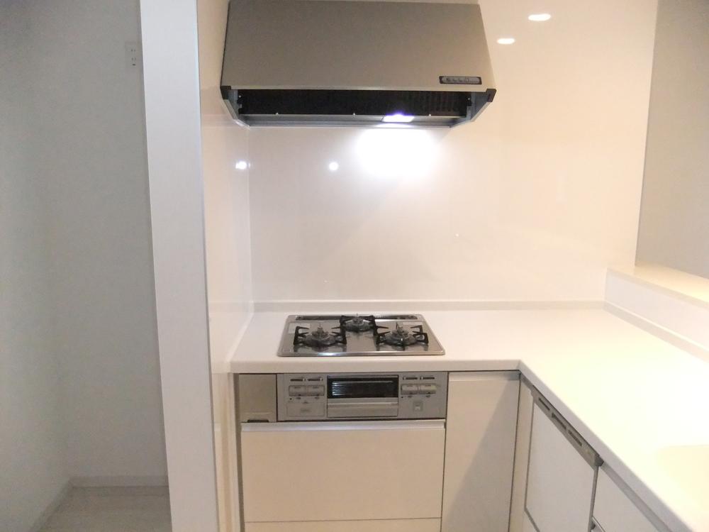 Kitchen. Gas range and range hood