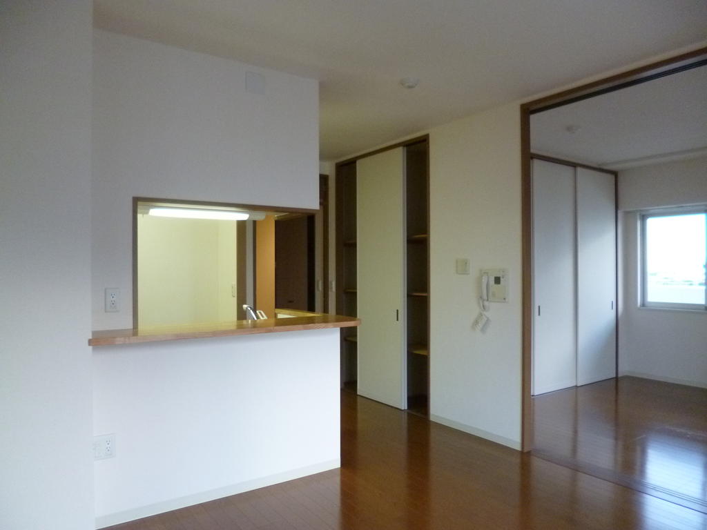 Living and room. Go to the kitchen the other from dining. With floor heating.