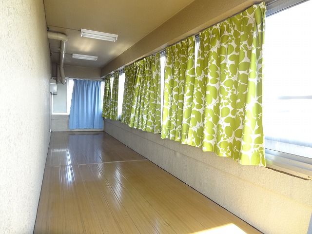 Other room space. With sun room that enters from the balcony side! It is quite wide!