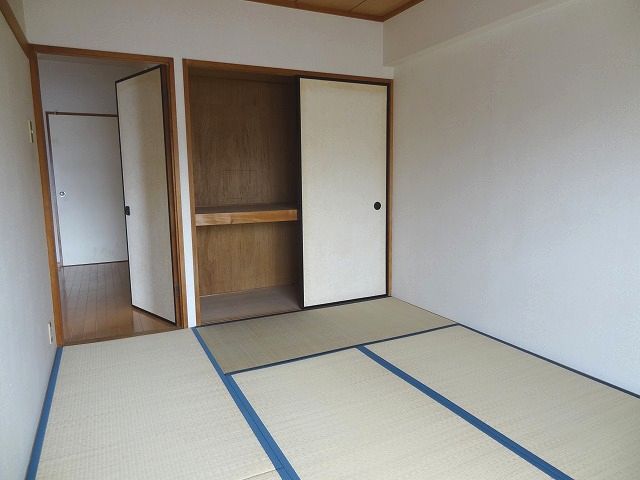 Living and room. Housed in 6 Pledge Japanese-style room ken.