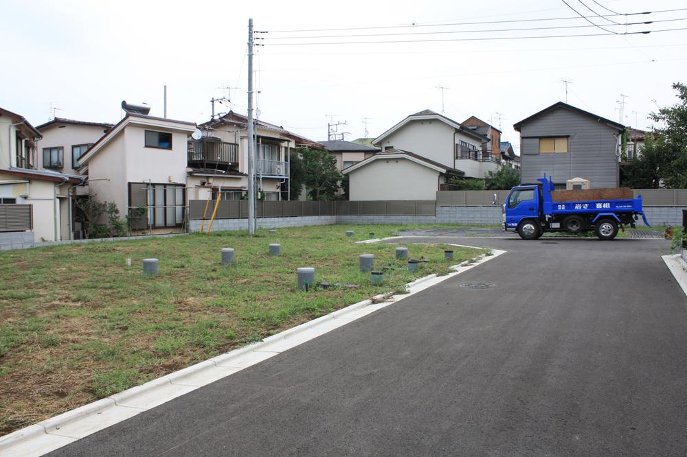 Local photos, including front road. Local development road