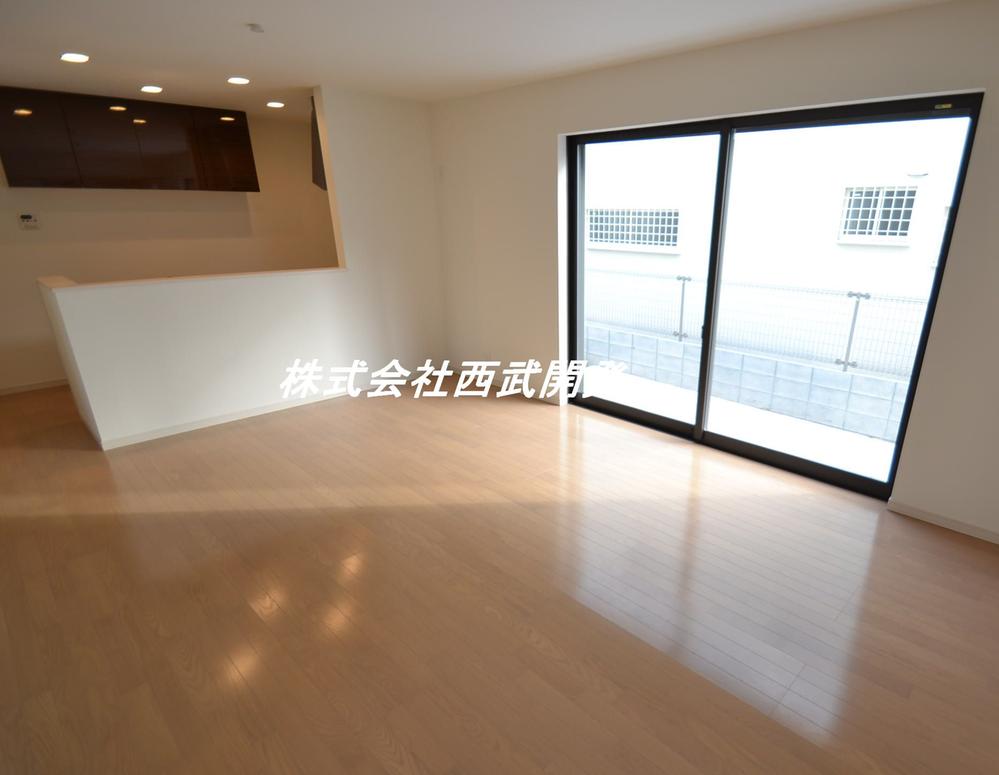 Same specifications photos (living). (Building 2) same specifications: color, etc. of the flooring are subject to change.