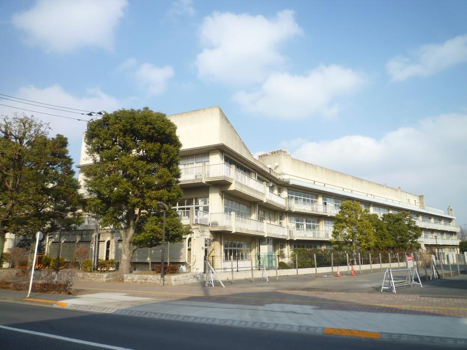 Junior high school. West Tokyo City Akiraho until junior high school 790m