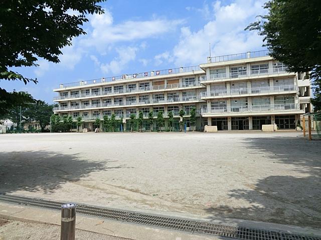 Primary school. 100m up to municipal Sakae Elementary School