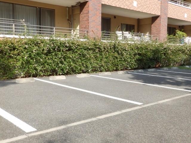 Other common areas. Flat and parking fees per month 5,000 yen