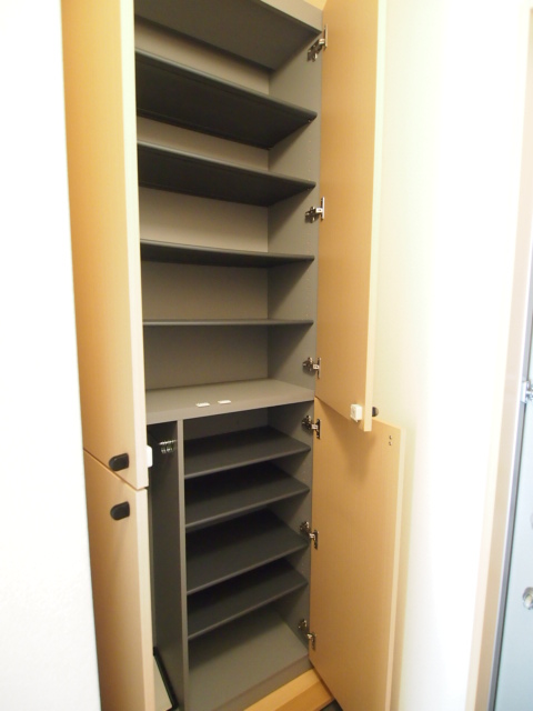 Washroom. Rich shoebox space.