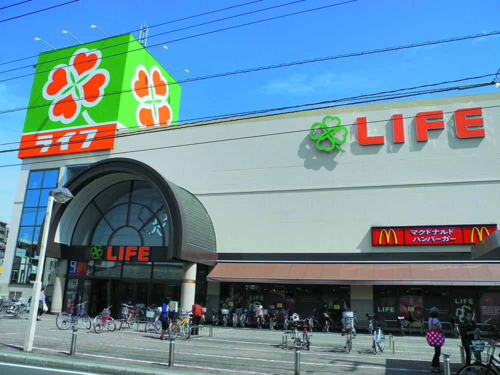 Supermarket. 800m up to life Niiza store