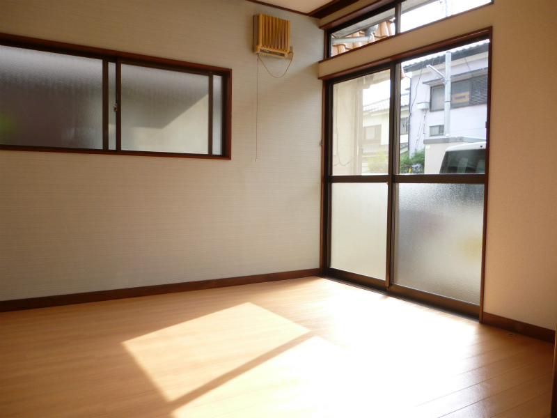 Living and room. ☆ Kitchen next to the bright Western-style