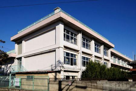 Primary school. Nishitokyo Tatsuizumi to elementary school 304m