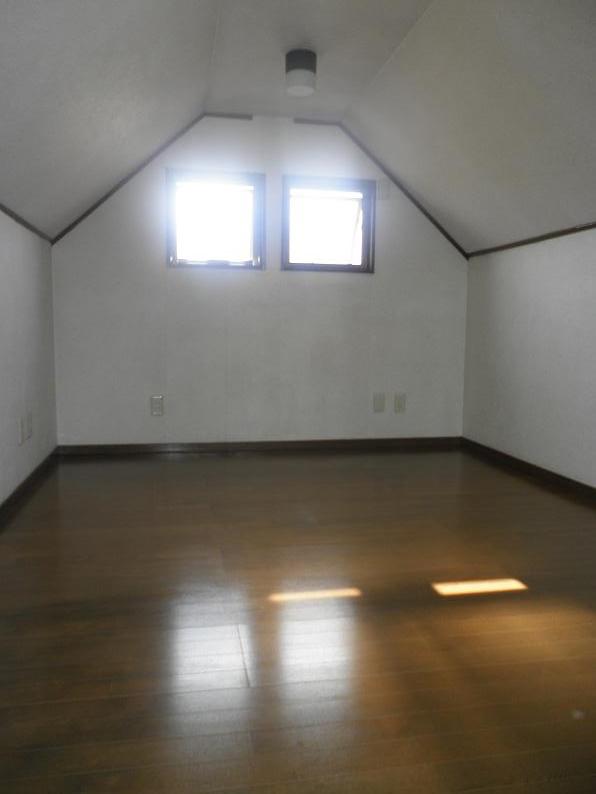 Other room space. Loft is also high happy window with a ceiling ☆