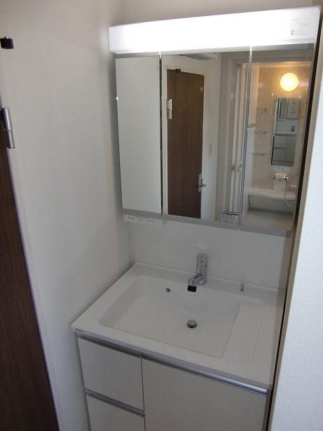 Wash basin, toilet. Shampoo dresser of the property, which was completed in earlier. This property is also a popular three-sided mirror specification. 