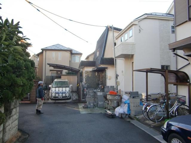 Local photos, including front road. Front road is 4.5m, Since it is just L-shaped portion, And out of the car is easy. 