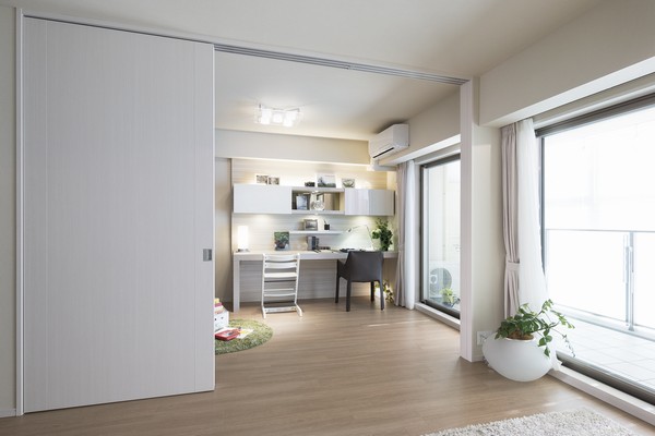 Upon opening a movable partition between the LD and Western (3). This sliding door can also be easily operated by lightly woman