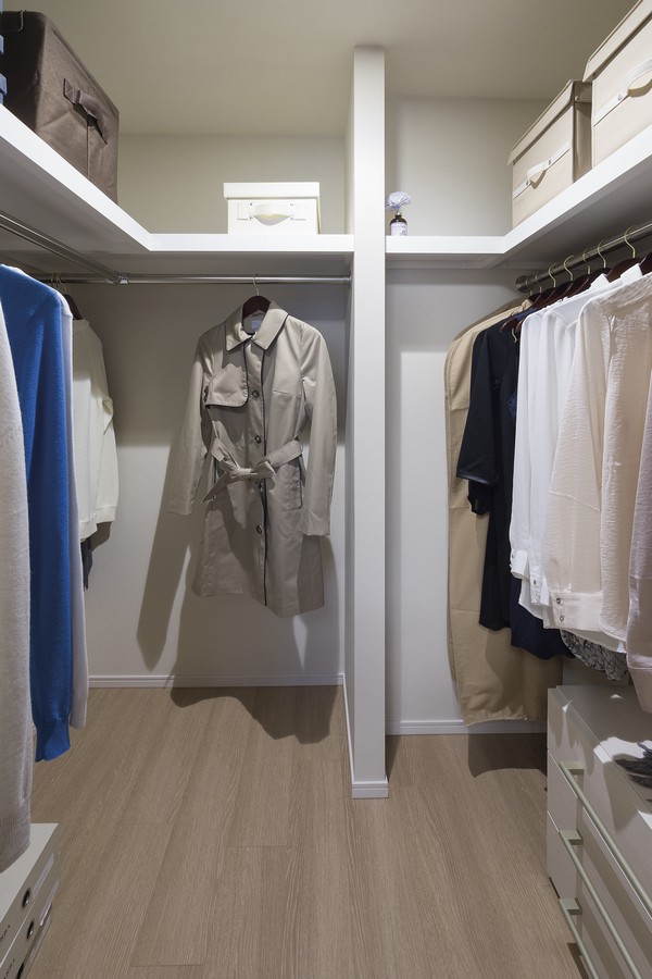 Hanger pipe four seasons of clothing can be stored under, Walk-in closet, which was round arranged shelf above