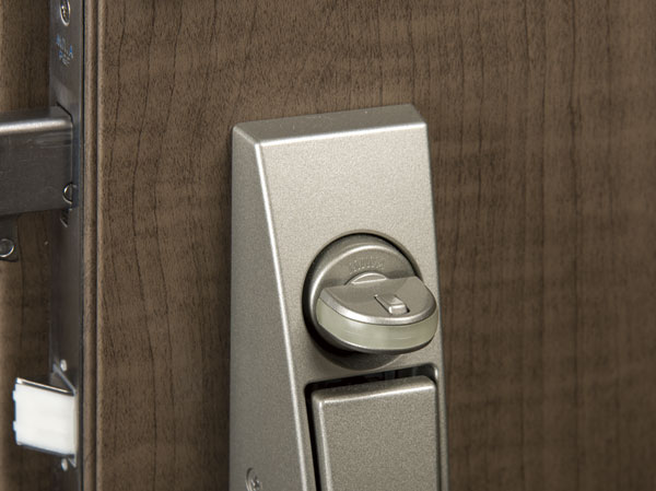 Security.  [Crime prevention thumb turn] It has adopted a crime prevention thumb that is effective to prevent incorrect lock in two places of the entrance door. (Same specifications)