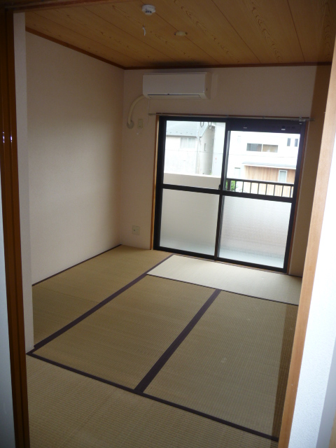 Living and room. Tatami will Omotegae before occupancy after the contract is complete