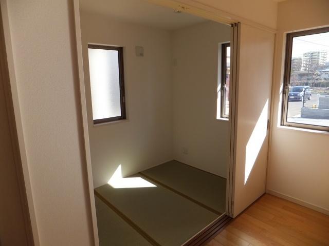 Non-living room. Living adjacent of Japanese-style room. 