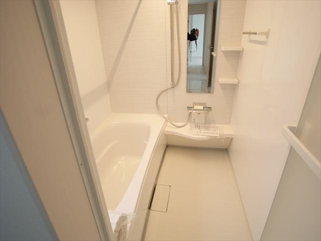 Bathroom. Spacious 1 tsubo size. Barrier free type